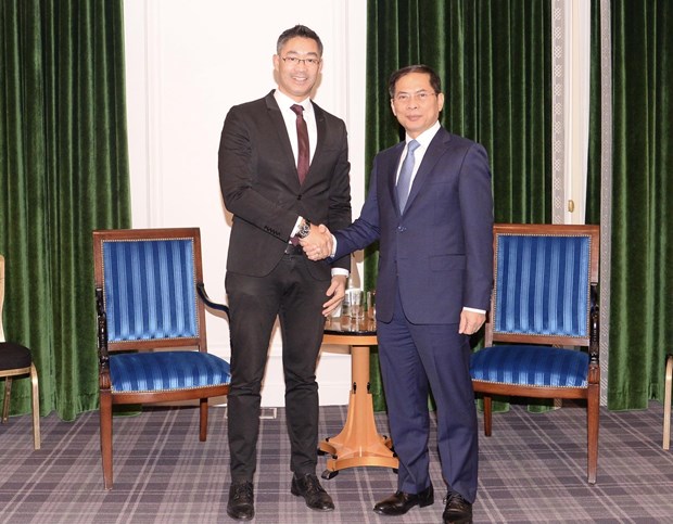 Canciller vietnamita destaca lazos de cooperacion con Suiza hinh anh 1