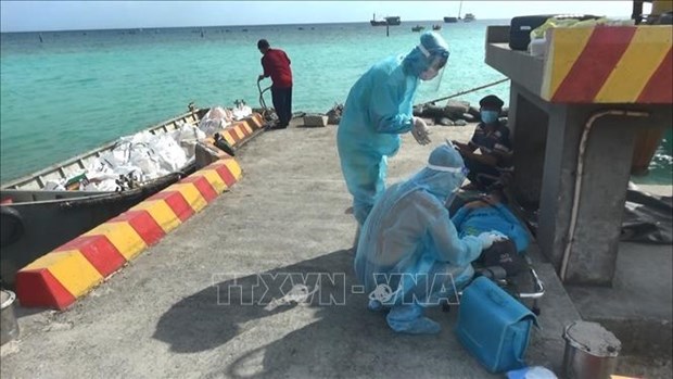 Hospital vietnamita trata con exito a pescador accidentado en el mar hinh anh 1