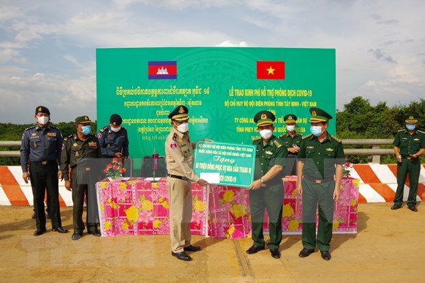 Provincia vietnamita apoya a Camboya en lucha contra el COVID-19 hinh anh 1