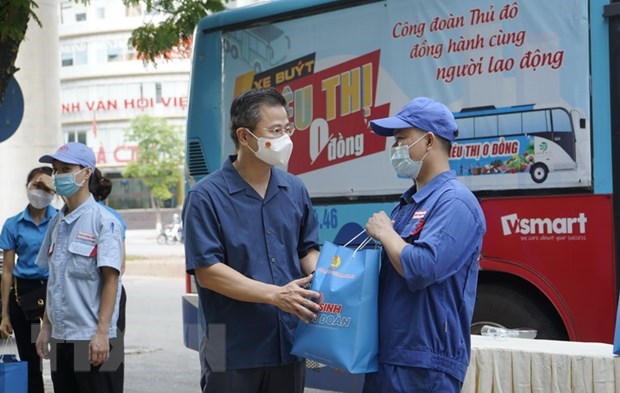 Mas de 1,2 millones de trabajadores afectados por el COVID-19 en Hanoi reciben apoyo hinh anh 1