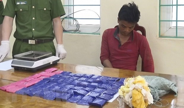 Detienen a narcotraficante con 12 mil pastillas de drogas en provincia de Dien Bien hinh anh 1