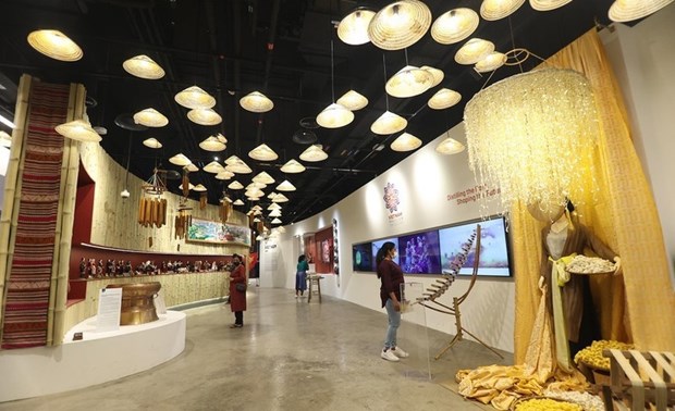 Presentaran moda de brocado vietnamita en Expo Universal 2020 en Dubai hinh anh 1