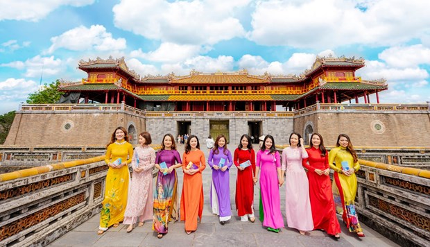 Traje tipico de mujeres vietnamitas se promovera durante Festival Nacional de Cine hinh anh 1