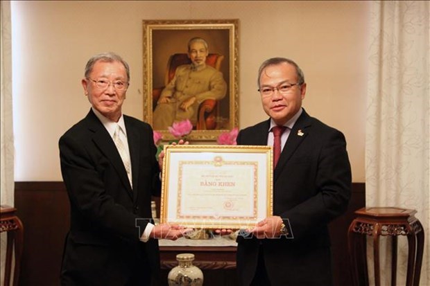 Entregan certificado de merito de canciller vietnamita a coleccionista de arte japones hinh anh 1