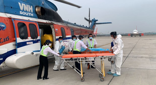 Realizan con exito vuelo de emergencia para paciente en Truong Sa hinh anh 1