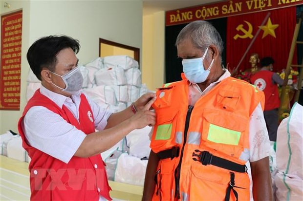 Donan 15 mil chalecos salvavidas multiusos a pescadores de pocos recursos en Vietnam hinh anh 1