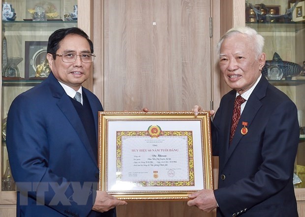 Confieren al exviceprimer ministro vietnamita insignia por 60 anos de membresia del PCV hinh anh 1