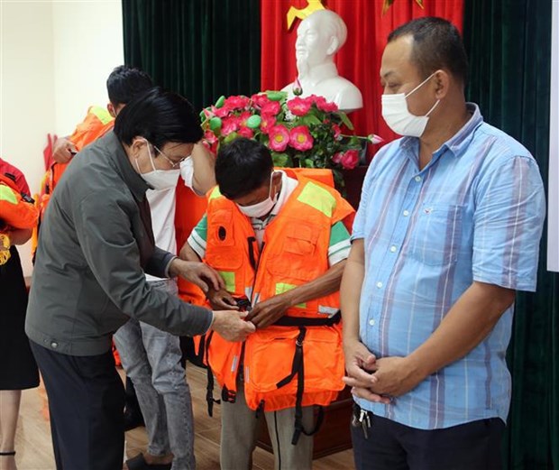 Entregan chalecos salvavidas a pescadores desfavorecidos en ciudad vietnamita de Da Nang hinh anh 2