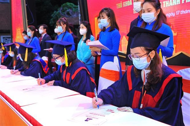 Honran a 90 graduados universitarios sobresalientes de Hanoi hinh anh 2