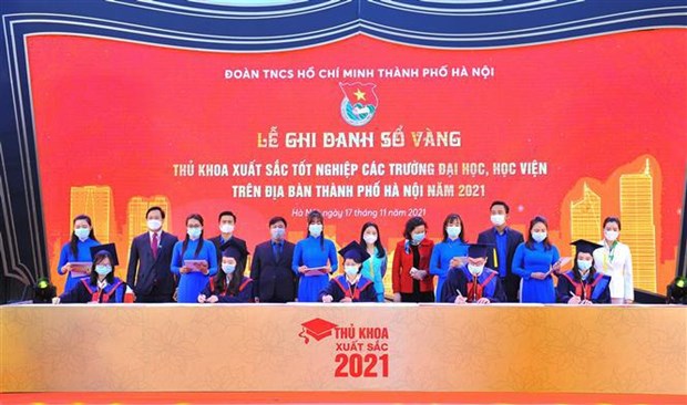 Honran a 90 graduados universitarios sobresalientes de Hanoi hinh anh 1