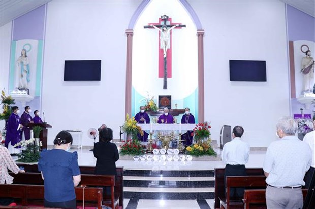 Catolicos en Ciudad Ho Chi Minh conmemoran a victimas fatales por el COVID-19 hinh anh 1
