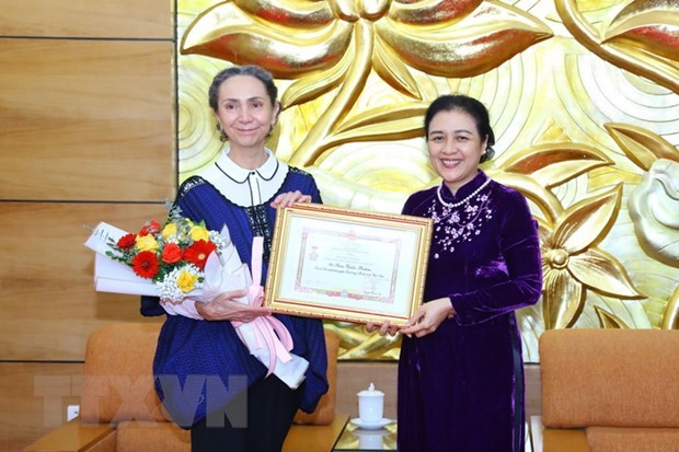 Entregan medalla conmemorativa por la paz a embajadora mexicana en Vietnam hinh anh 1