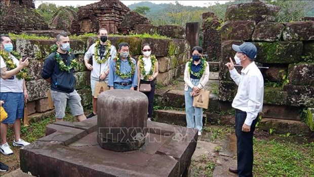 Turistas extranjeros regresan al santuario de My Son en Vietnam tras la pandemia hinh anh 2