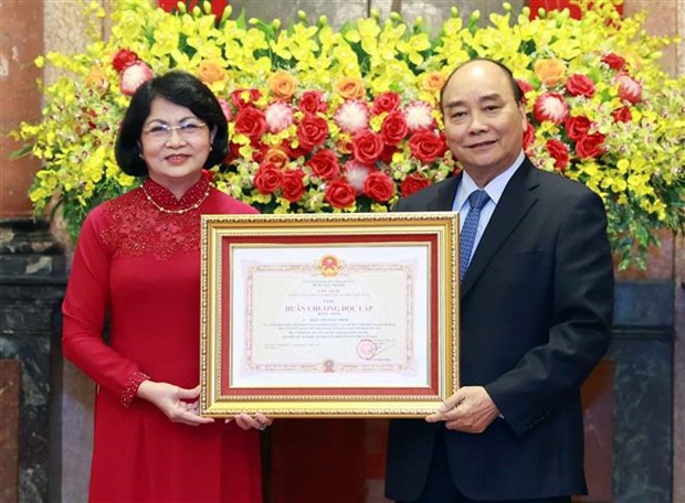 Condecoran a exvicepresidenta vietnamita con Orden de Independencia hinh anh 1