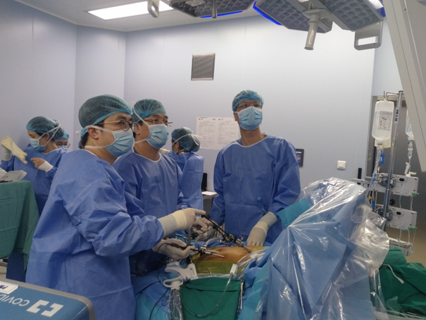 Realizan con exito trasplante de higado mediante cirugia laparoscopica en Vietnam hinh anh 1