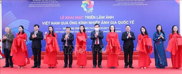 Inauguran exposicion fotografica sobre Vietnam a traves del lente de fotografos internacionales hinh anh 1