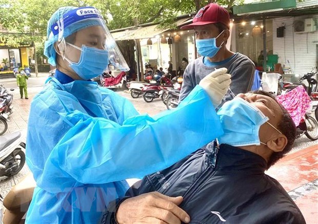 Reporta Vietnam casi 13 mil 700 casos nuevos de COVID-19 hinh anh 1