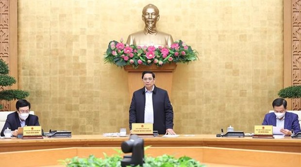 Premier vietnamita urge a seguir la estrategia de adaptacion segura y flexible contra el COVID-19 hinh anh 1