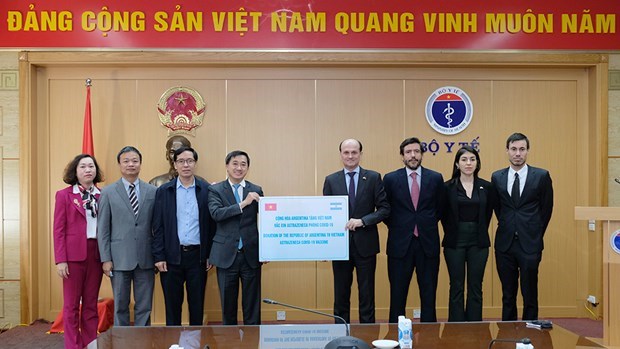 Recibe Ministerio de Salud de Vietnam lote de vacuna contra COVID-19 donado por Argentina hinh anh 1