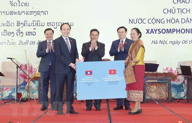 Presidente del Parlamento vietnamita ofrece banquete dedicado a su par laosiano hinh anh 1