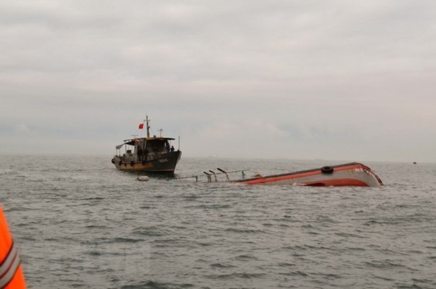 Rescatan en Vietnam a 12 pescadores accidentados en el mar hinh anh 1