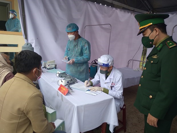 Fuerzas militares de Vietnam y Laos brindan atencion medica a pobladores en zonas limitrofes hinh anh 1