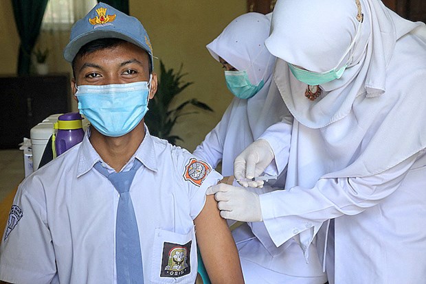 Indonesia decide administrar vacuna contra el COVID-19 a ninos de seis a 11 anos hinh anh 1