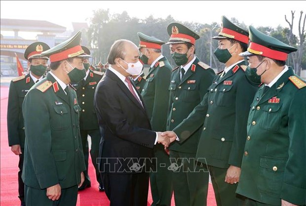 Presidente vietnamita visita el Comando de la Region Militar IV hinh anh 1