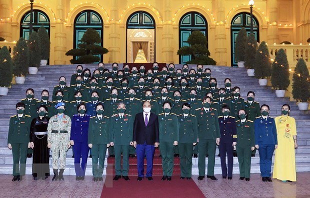 Presidente vietnamita destaca contribuciones de mujeres militares a construccion nacional hinh anh 1