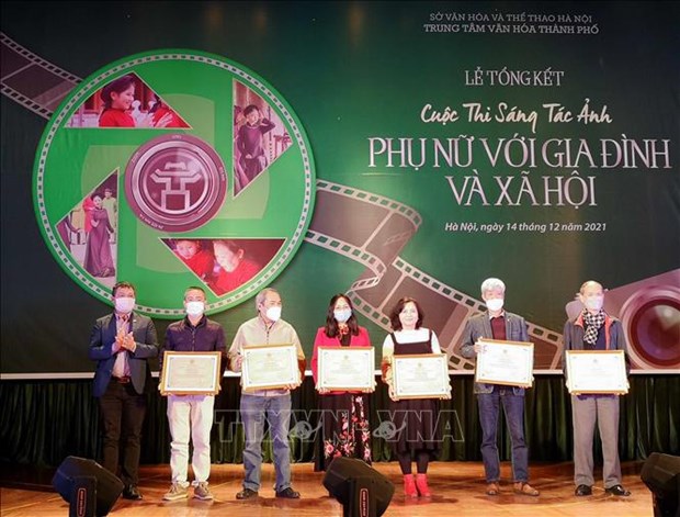 Reporteros de la VNA ganan premios en concurso de fotografia sobre mujeres hinh anh 1