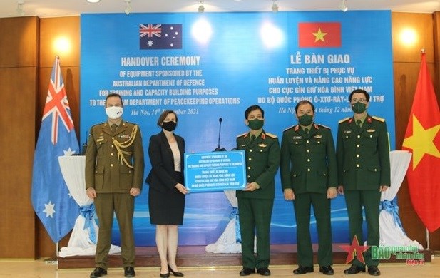 Australia dona a Vietnam equipos de entrenamiento para mantenimiento de la paz hinh anh 1