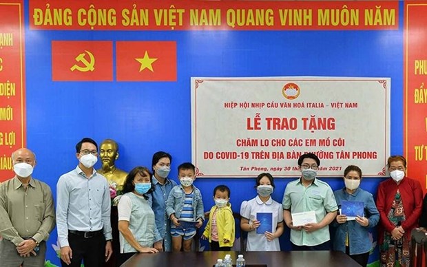 Expatriados vietnamitas en Italia y Chipre apoyan a huerfanos por Covid-19 hinh anh 1