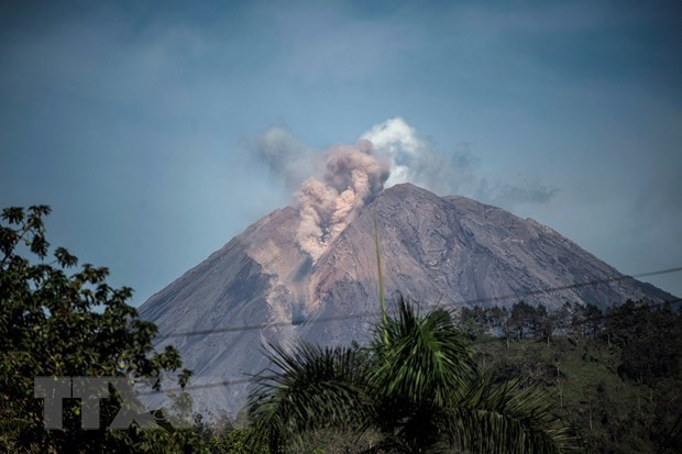 Indonesia: Volcan Semeru arroja columna de ceniza de dos kilometros de altura hinh anh 1