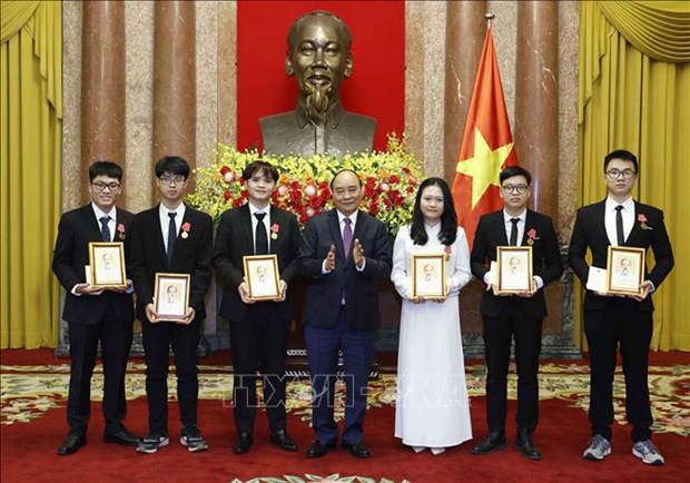 Presidente vietnamita otorga Orden de Trabajo a estudiantes galardonados de premios internacionales hinh anh 1