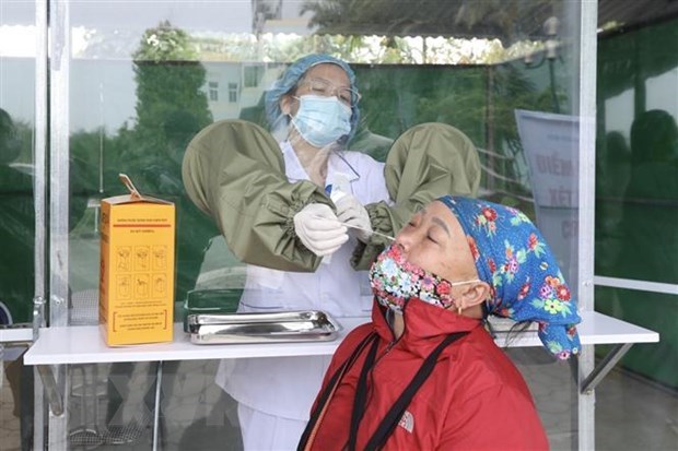 Confirma Vietnam unos 15 mil casos nuevos del COVID-19 hinh anh 1