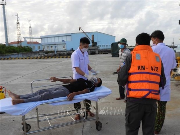 Salvan a trabajador vietnamita con apendicitis en el mar hinh anh 1