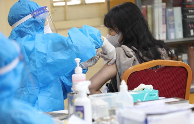 Premier vietnamita pide completar este ano pauta vacunal para mayores de 18 anos hinh anh 1