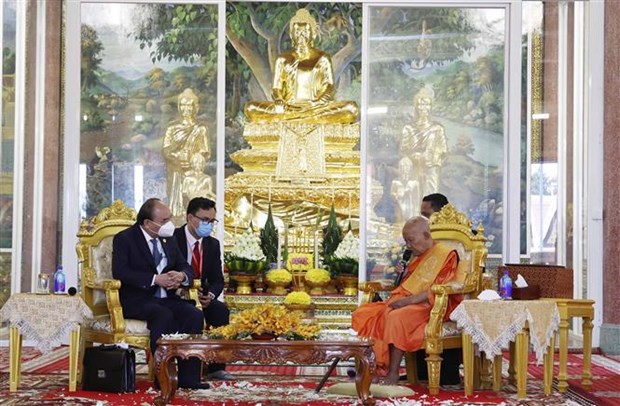 Presidente de Vietnam visita a patriarcas budistas de Camboya hinh anh 2