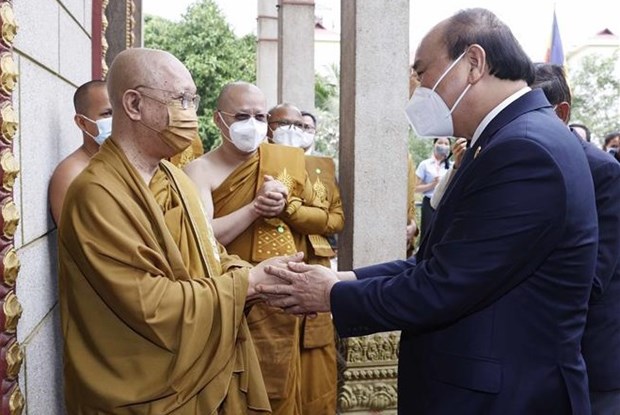 Presidente de Vietnam visita a patriarcas budistas de Camboya hinh anh 1
