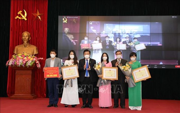 Premian a ganadores del concurso en promocion del aprendizaje del idioma vietnamita en ultramar hinh anh 1