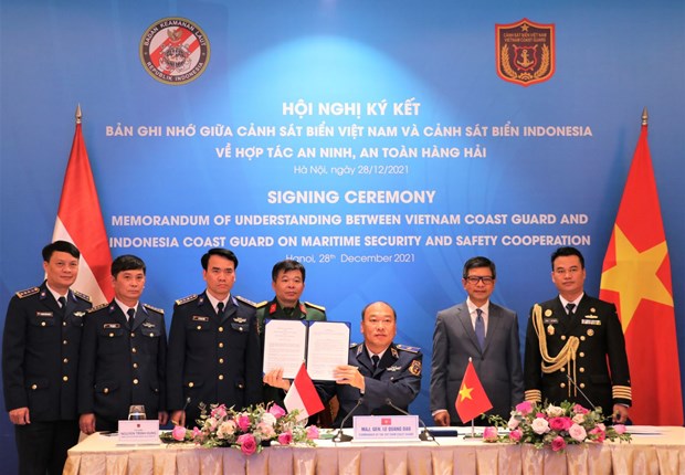 Guardias Costeras de Vietnam e Indonesia cooperan en seguridad maritima hinh anh 1