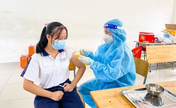 Varias localidades vietnamitas alcanzan cobertura de vacunacion contra el COVID-19 en adolescentes hinh anh 1