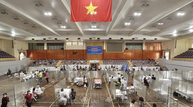 Exhortan en Vietnam a acelerar vacunacion contra COVID-19 a grupos de riesgo hinh anh 1
