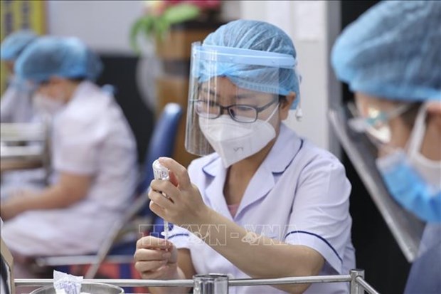 Exhortan en Vietnam a acelerar vacunacion contra COVID-19 a grupos de riesgo hinh anh 2
