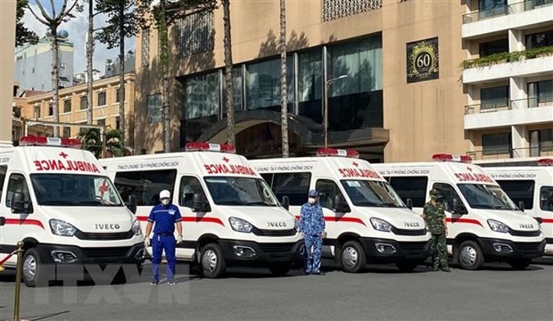 Organizaciones surcoreanas entregan ambulancias a Vietnam para lucha contra COVID-19 hinh anh 1