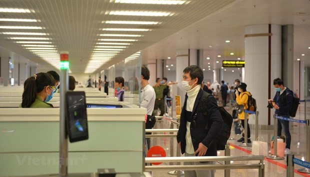 Casi dos mil pasajeros ingresan a Vietnam con la reanudacion de vuelos internacionales hinh anh 1