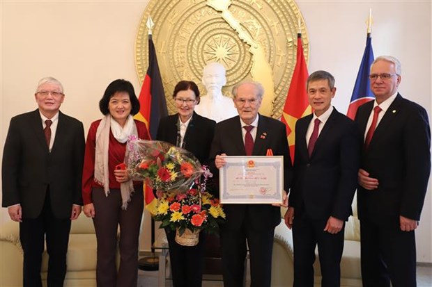 Vietnam otorga Orden de Amistad a profesor aleman hinh anh 1