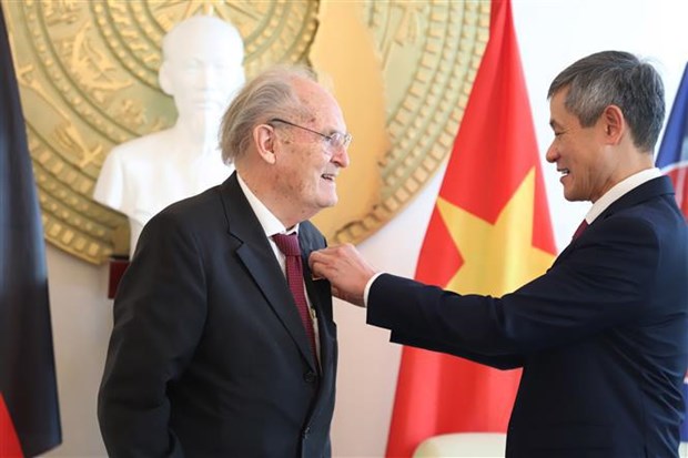 Vietnam otorga Orden de Amistad a profesor aleman hinh anh 2