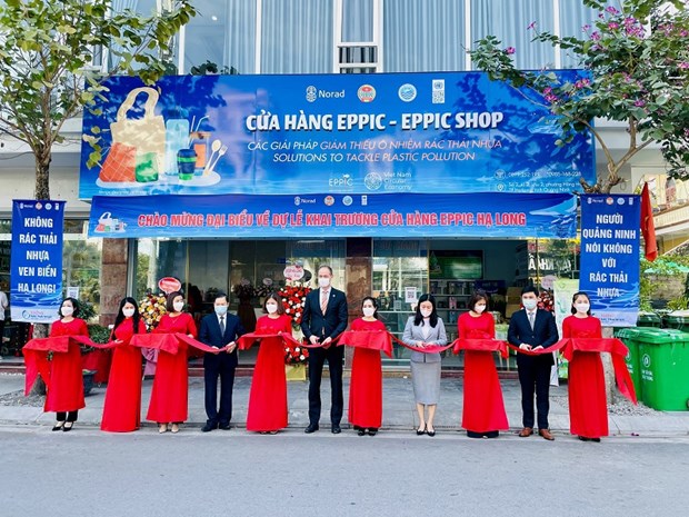 Tienda en bahia de Ha Long muestra soluciones innovadoras para reducir contaminacion por plasticos hinh anh 1