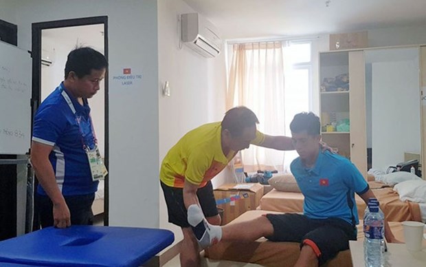 Medicos vietnamitas reciben Premio de Dedicacion de Confederacion Asiatica de Futbol hinh anh 1
